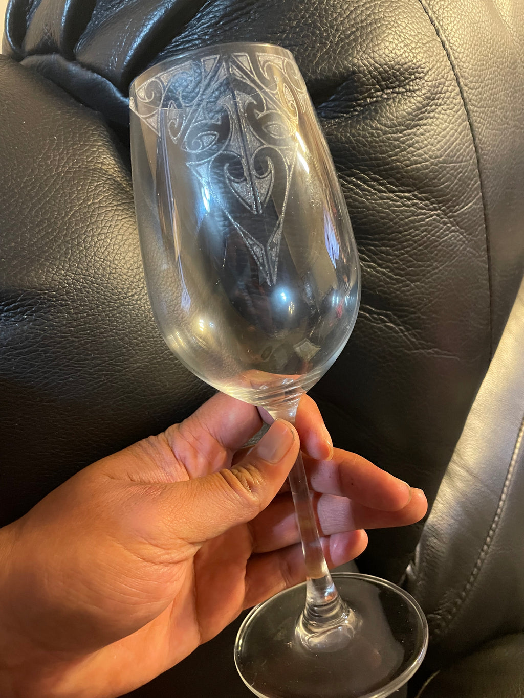 Māori etched wine glass